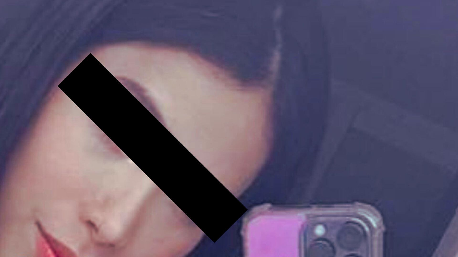 Agentes hallaron a la víctima en el baño de la habitación 209 con un cuchillo enterrado en el pecho.