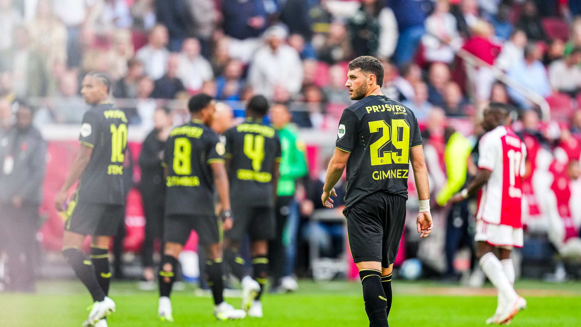 Santi Giménez no pudo completar el encuentro por los disturbios I Feyenoord