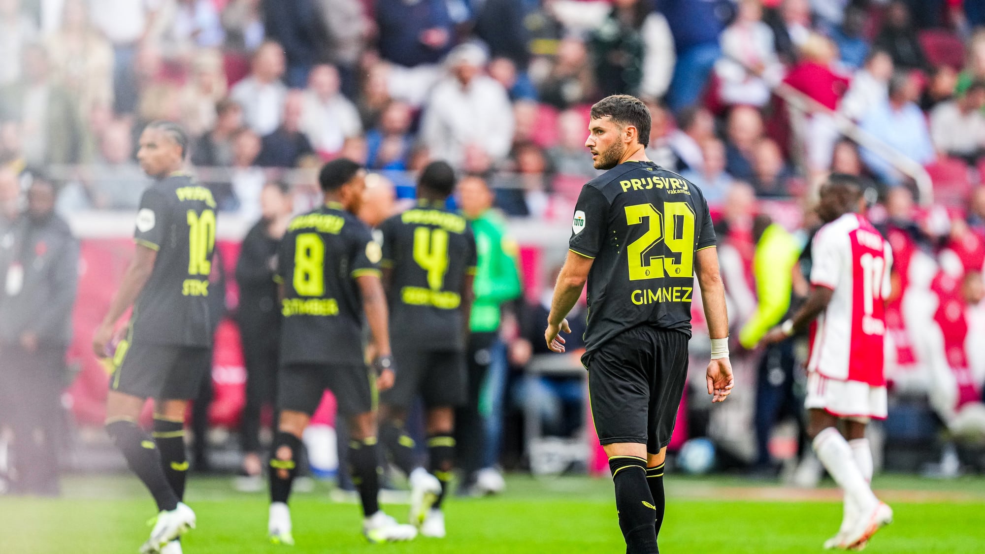 Santi Giménez no pudo completar el encuentro por los disturbios I Feyenoord