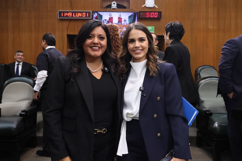 Itzel Castillo Almanza y Lorena de la Garza, presidentas entrante y saliente.