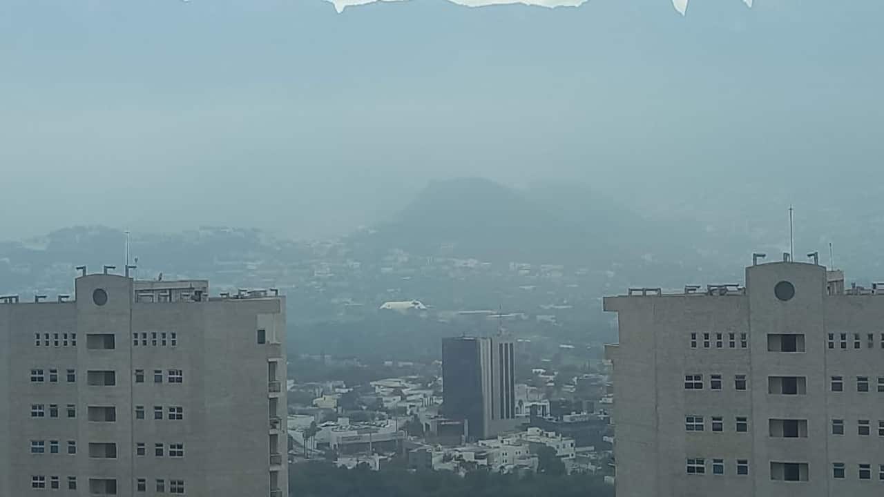 Durante casi todo el martes la contaminación fue visible en diferentes zonas de Monterrey y municipios aledaños.