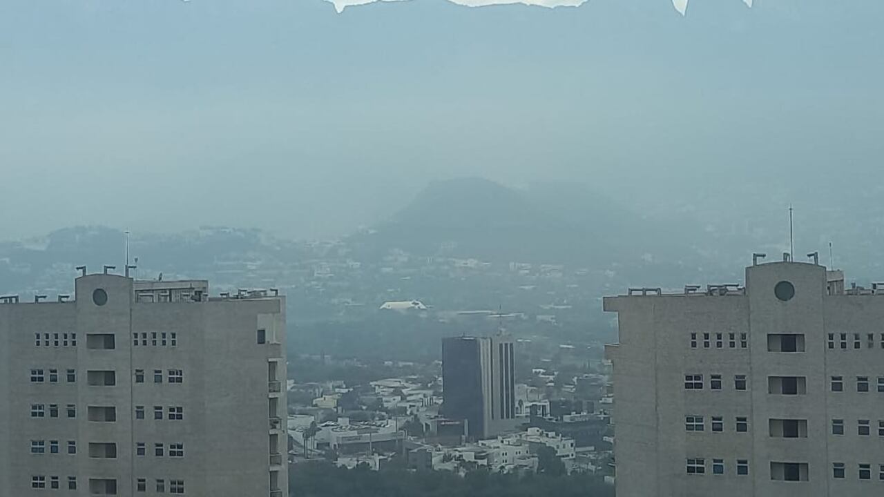 Durante casi todo el martes la contaminación fue visible en diferentes zonas de Monterrey y municipios aledaños.