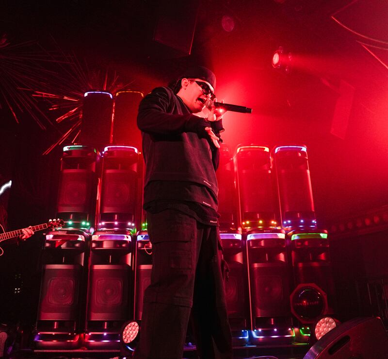 El cantante de corridos tumbados sorprendió al público durante la presentación de nuevos equipos de sonido de Sony, en donde aprovechó para agradecer todo el apoyo que siguen brindando a su carrera.