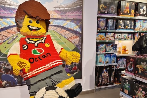 Inauguran tienda pensada para la imaginación, el juego y la fiebre mundialista