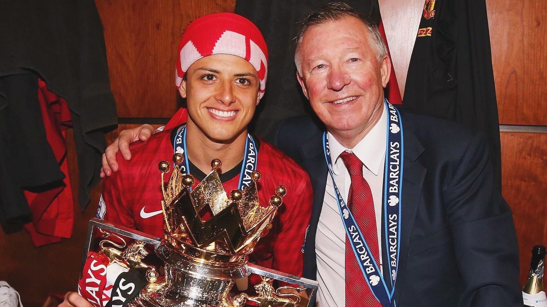 Sir Alex Ferguson y Chicharito Hernández celebrando una premier league