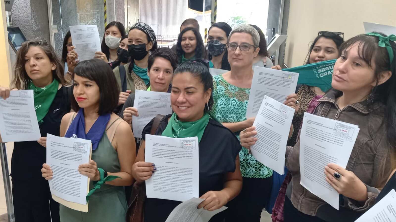 Las feministas dedicaron el día a recolectar firmas y por la tarde tuvieron una concentración en la Macroplaza.