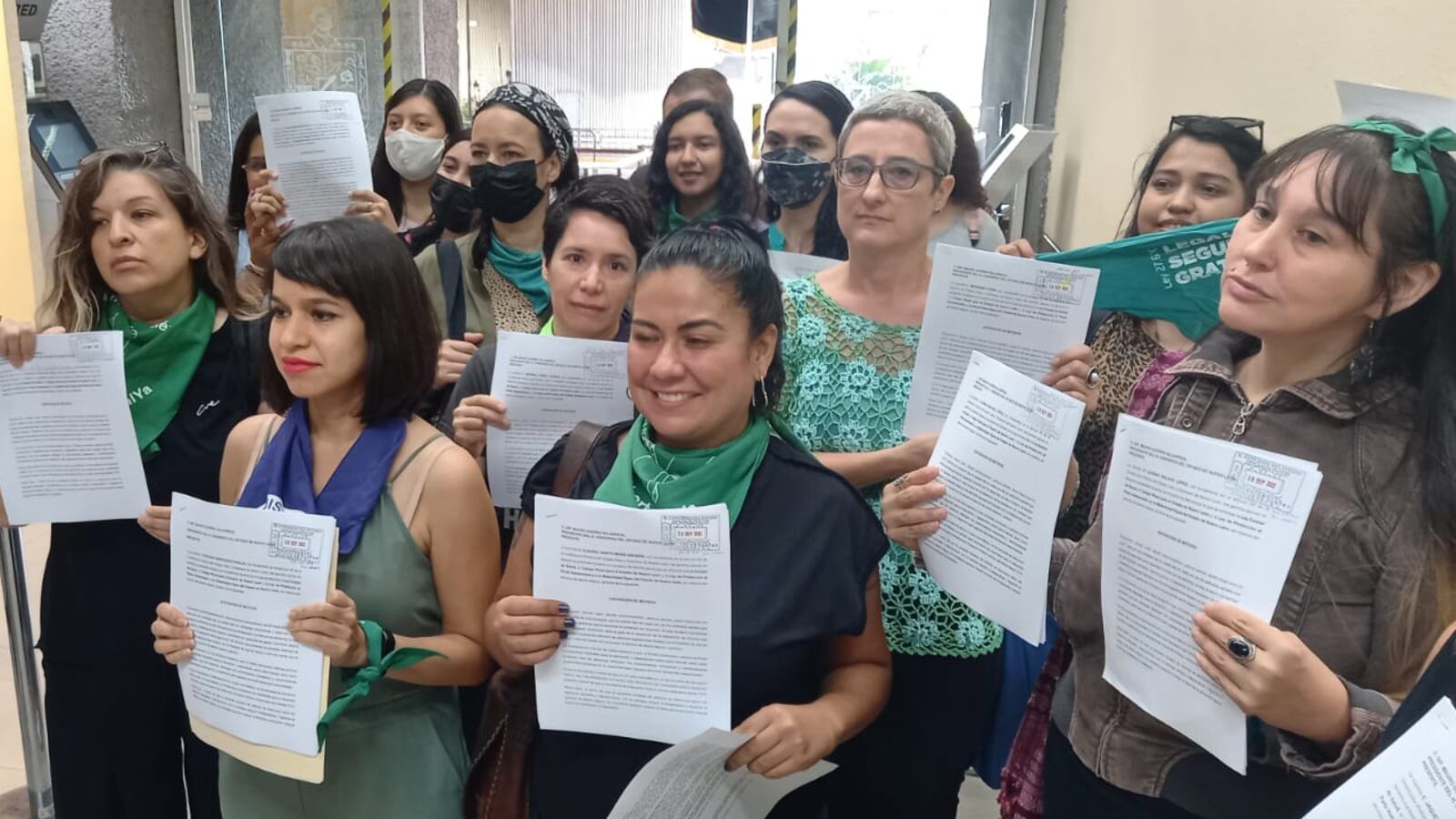 Las feministas dedicaron el día a recolectar firmas y por la tarde tuvieron una concentración en la Macroplaza.