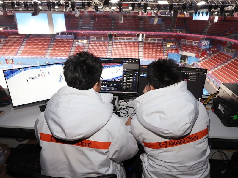 Equipo de Alibaba Cloud operando tecnología en los Juegos Olímpicos inteligentes