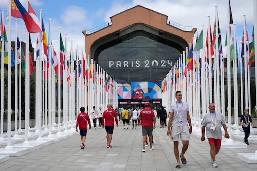 ¿Viscosos, pero sabrosos? Sirven comida con gusanos a atletas de París 2024