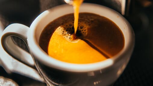 Mujer intentó envenenar a sus compañeros de trabajo mezclando el café con viagra.