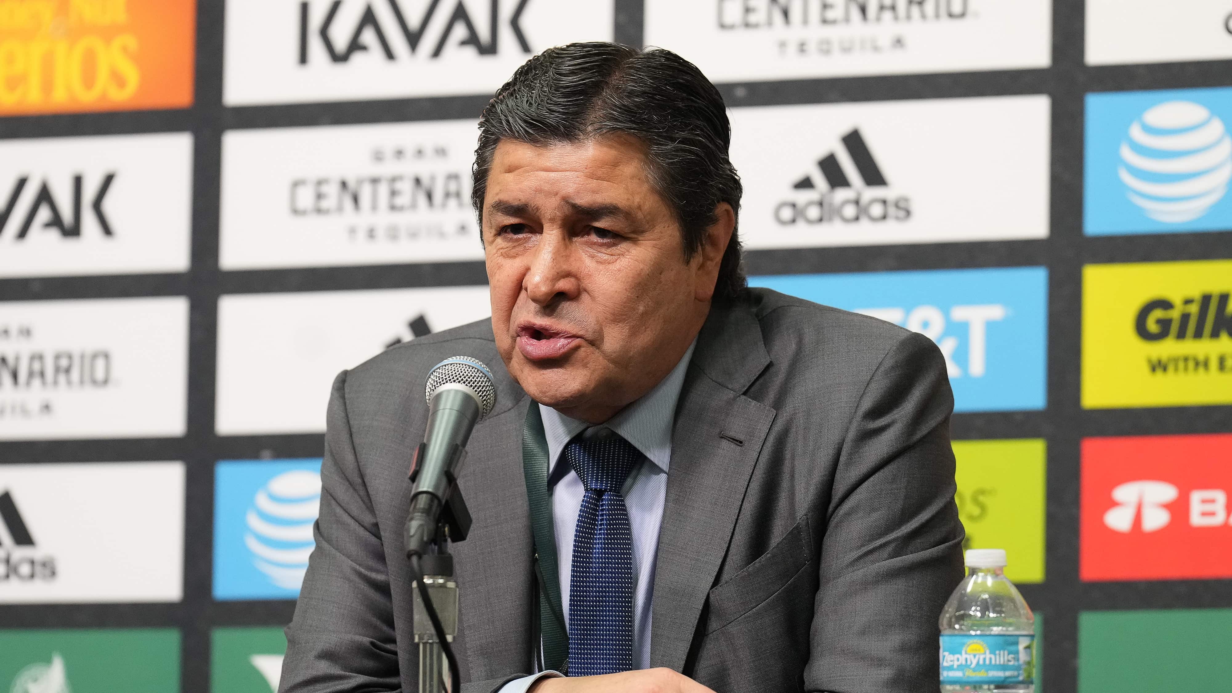 Luis Fernando Tena expresó su molestia por la falta de oportunidades a los técnicos mexicanos en la Selección.