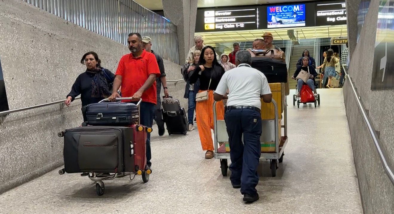 EE.UU. refuerza controles en aeropuertos de Washington por brote de ébola