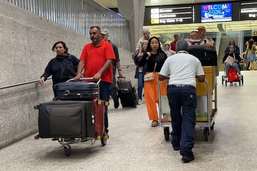 EE.UU. refuerza controles en aeropuertos de Washington por brote de ébola