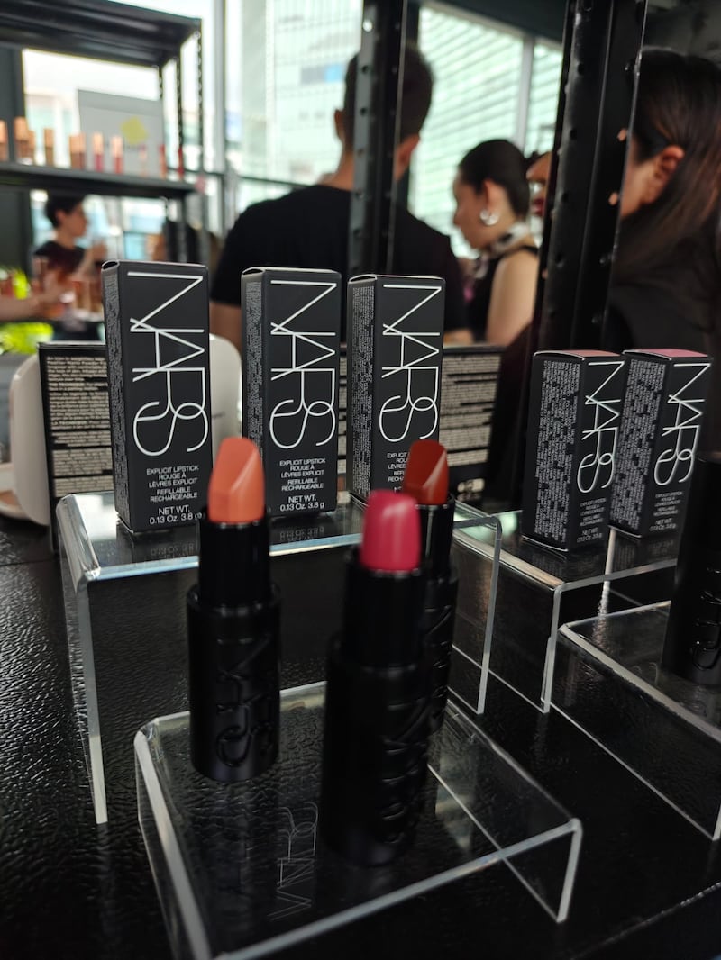Entre oficinas retro, experiencias olfativas y un roof garden con DJ, Sephora presentó los productos que marcarán la temporada, desde la primera fragancia de Rare Beauty hasta lo último de Fenty Skin y Patrick Ta Beauty