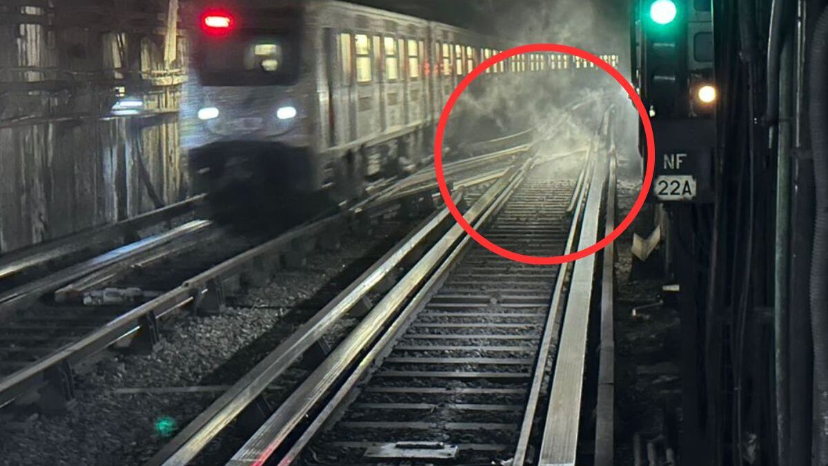 Cae carrito de mandado a las vías en la Línea 2 del Metro.