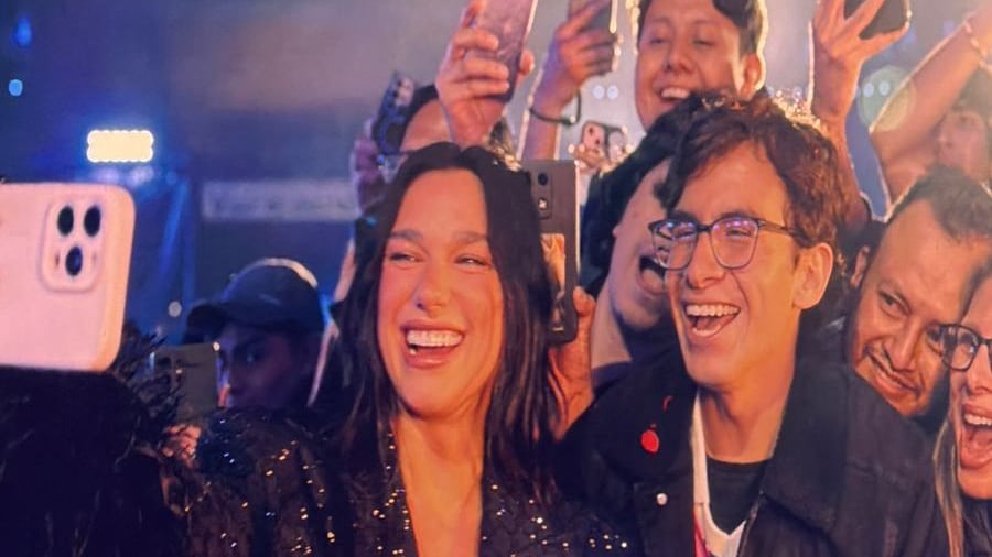 Más de 65 personas corearon las canciones de la británica Dua Lipa