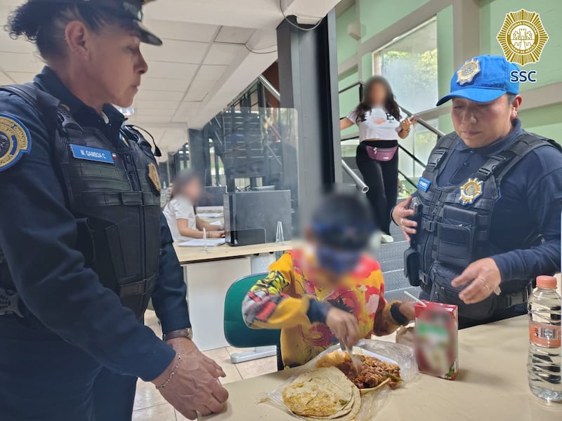 Policías resguardan a menor que paseaba solo en el Bosque de Chapultepec