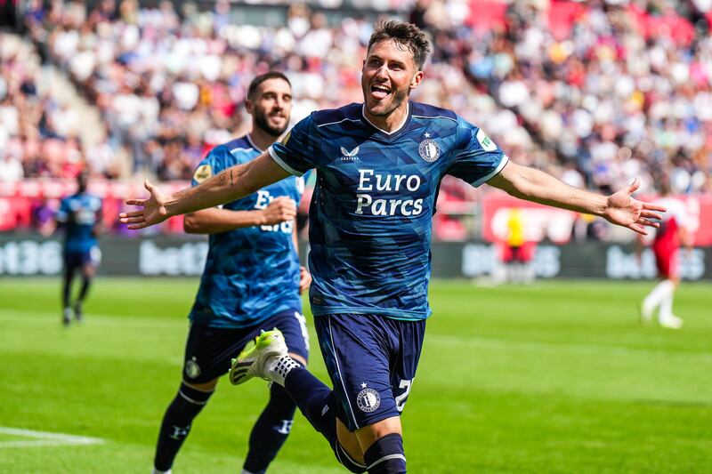 Santi Giménez llegó a cinco goles en la presente temporada.