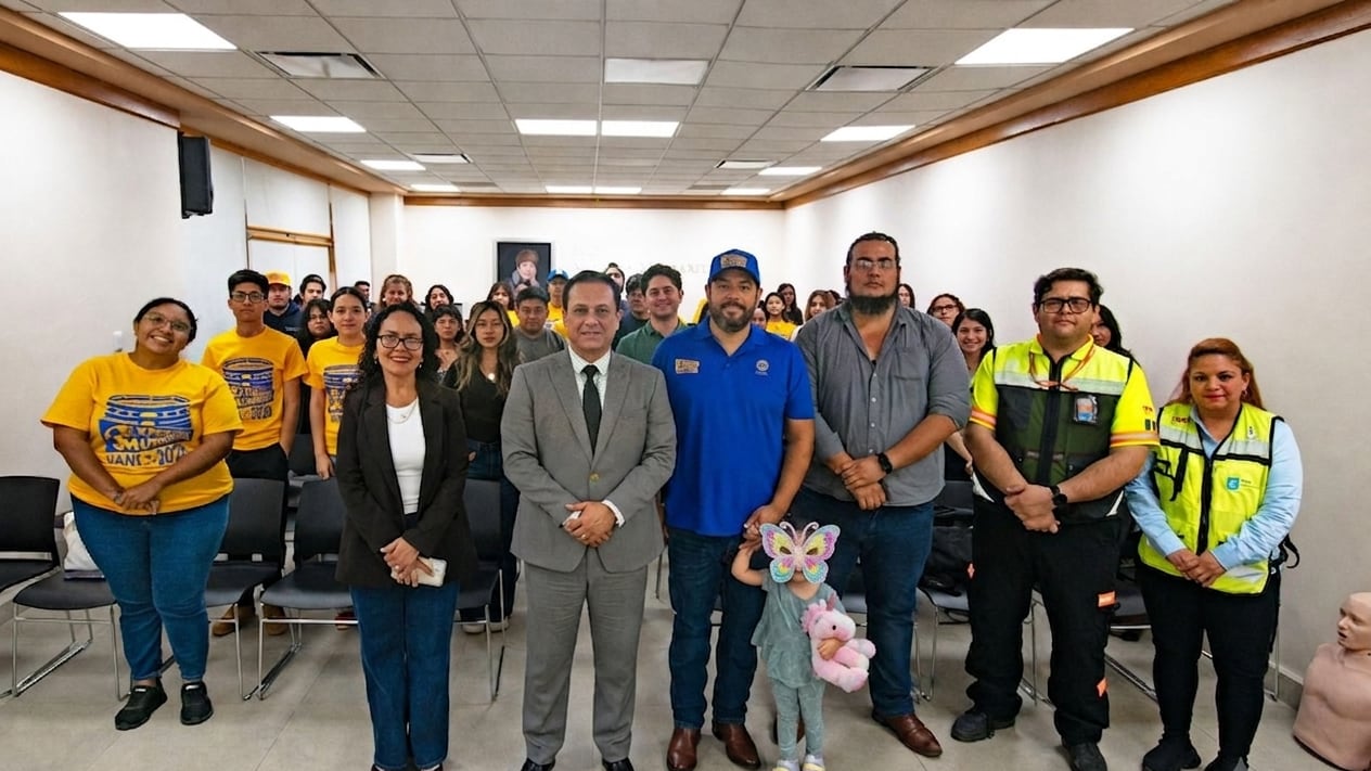 Serán más de 80 estudiantes los que participen en el call center que ofrecerá apoyo lingüístico.