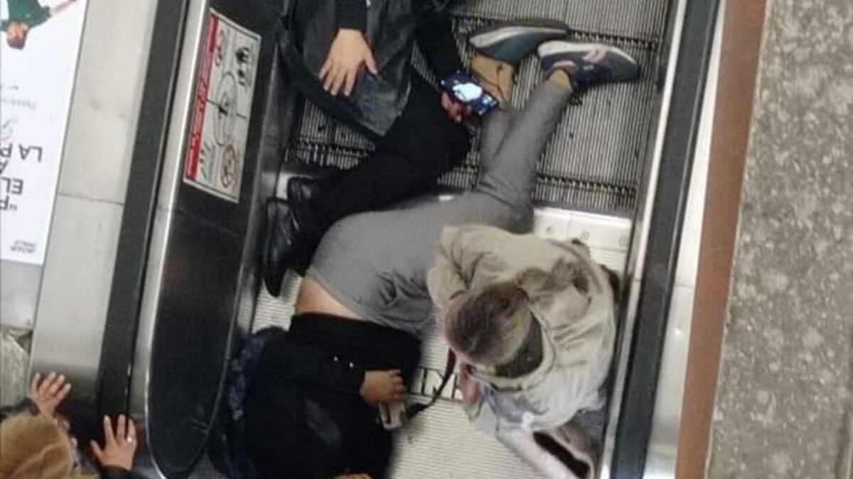 Accidente en escaleras eléctricas de Polanco en Línea 7 del Metro.