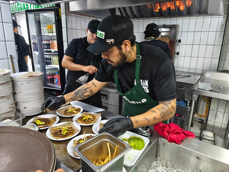 Descubre cómo una icónica marca de calzado y una popular taquería unieron fuerzas para lanzar un diseño de tenis que celebra la cultura, el sabor y el ritmo de México.