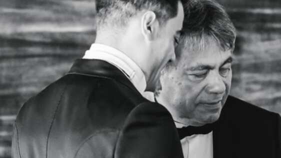 Lucero y otros famosos consuelan a Carlos Rivera por la muerte de su papá