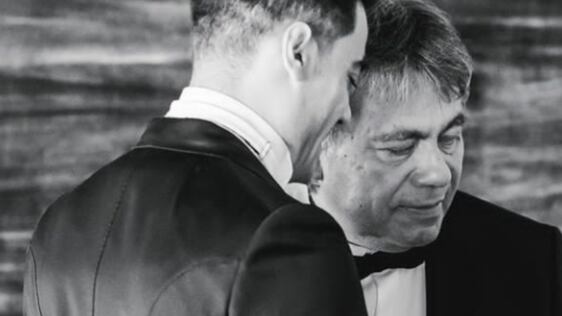 Lucero y otros famosos consuelan a Carlos Rivera por la muerte de su papá