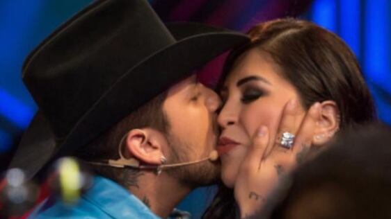 “¿No quieres un nuevo papá?”, seguidores de Christian Nodal están enamorados de su mamá