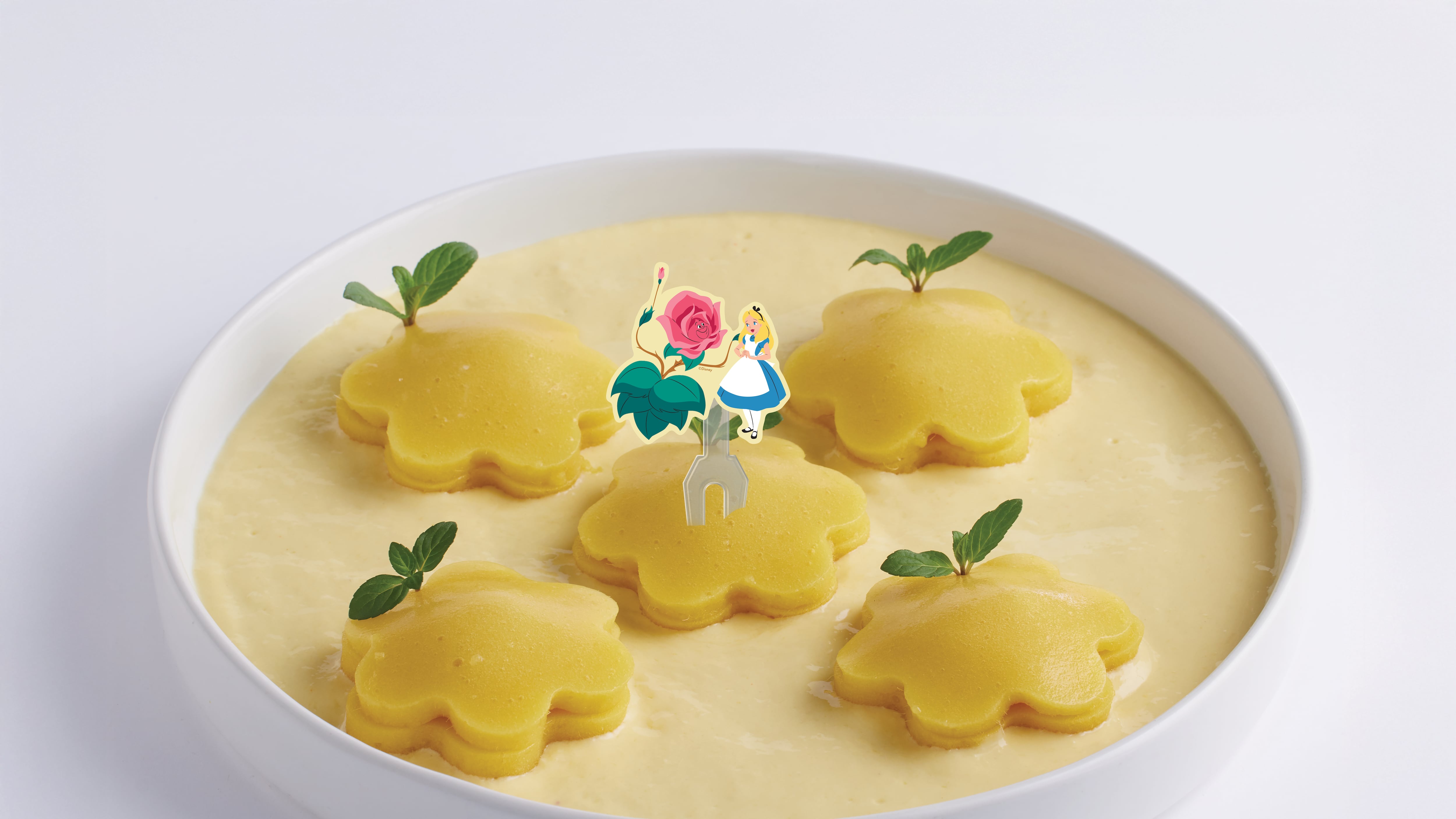 Celebra el 75 aniversario del clásico de Disney con una propuesta gastronómica que incluye la Bebida Sonriente y postres de cuento