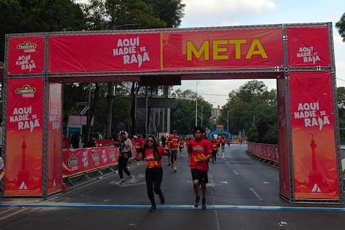 La carrera Ayudar nos Mueve reúne a más de tres mil corredores en Reforma por una causa social