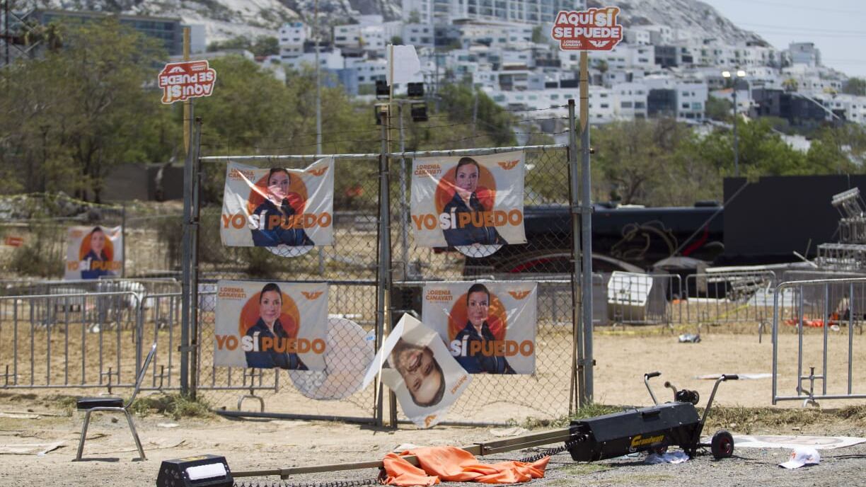 El 23 de mayo el escenario donde se encontraban Lorenia Canavati, Martha Herrera y Jorge Álvarez Máynez colapsó justo antes de la actuación del grupo Bronco.