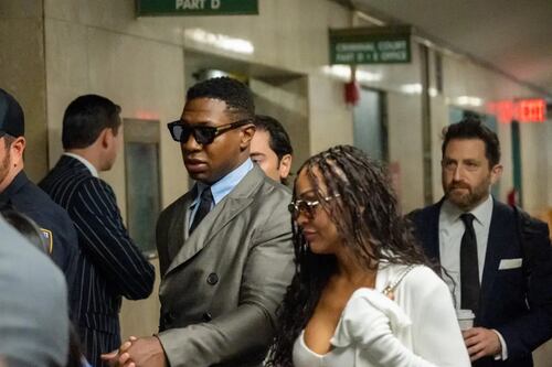 Jonathan Majors da su primera entrevista televisiva luego de ser declarado culpable por agresión doméstica