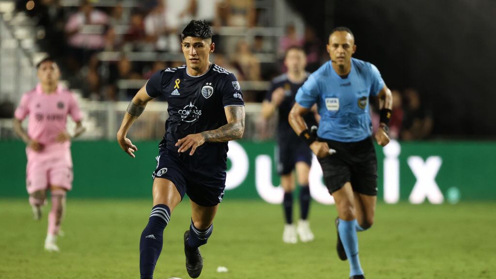 Alan Pulido renovó con el Sporting Kansas hasta 2026.