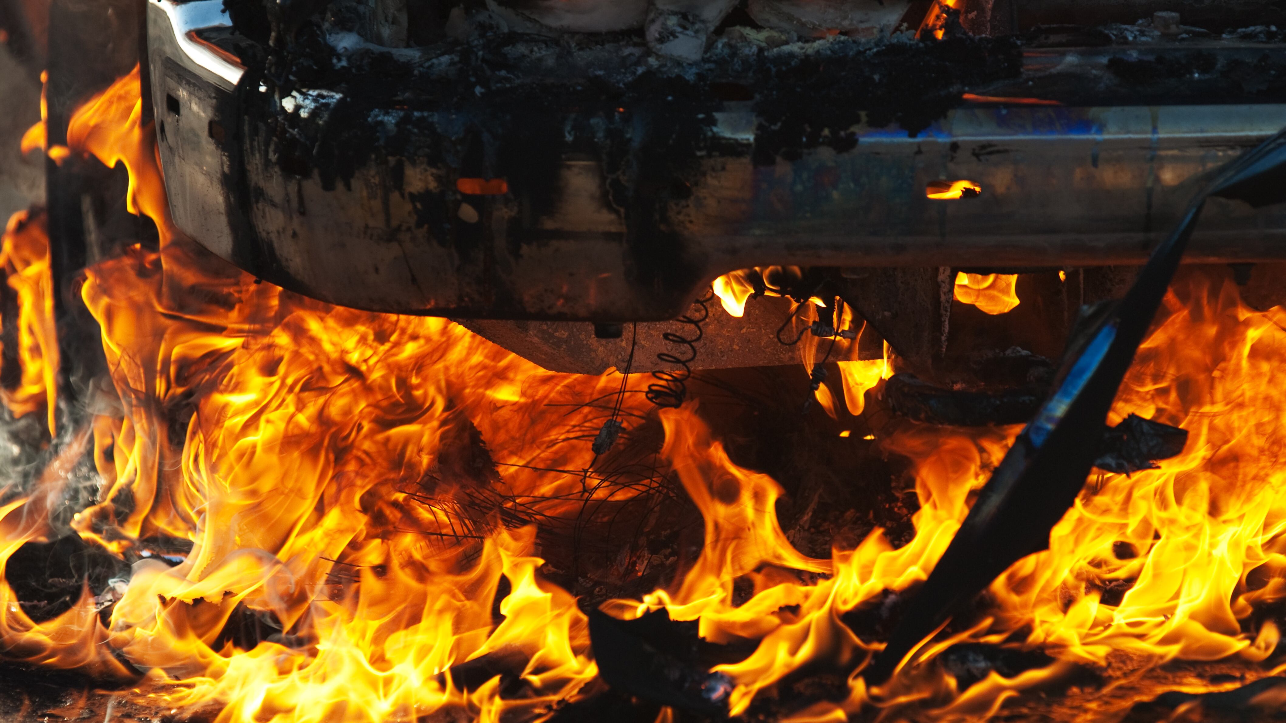 Los menores lograron salir del automóvil incendiado por ayuda de la gente (Dreamstime).