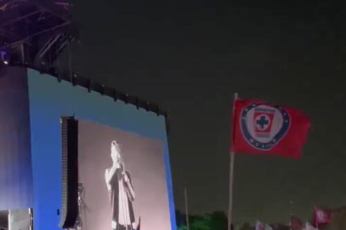 ¡Insólito! Bandera de Cruz Azul luce por lo alto del festival Pa’l Norte