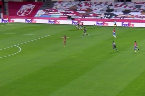 Hombre desnudo interrumpe juego del Granada vs. Manchester United