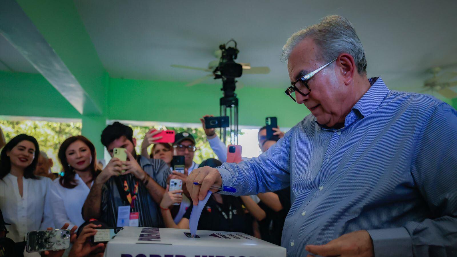 Rubén Rocha Moya ejerce su derecho al voto en histórica jornada electoral del Poder Judicial