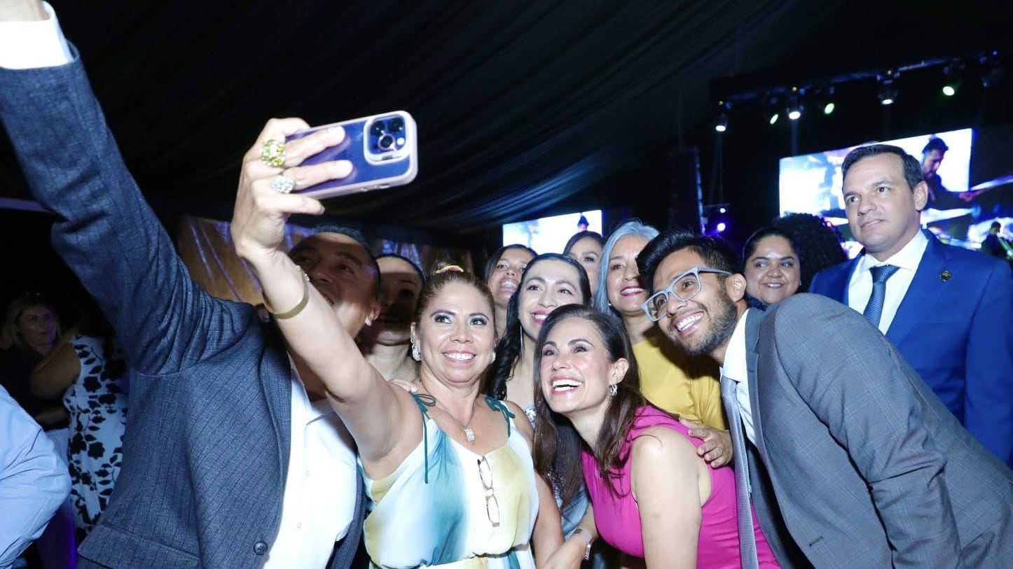 León reconoció a 58 maestras y maestros por 40 años de servicio durante la celebración del Día del Maestro.