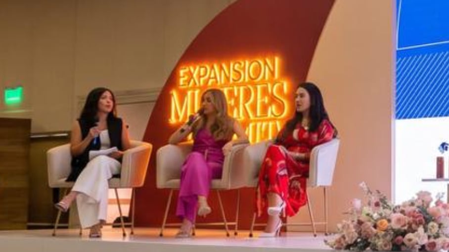 Elena Alti, SVP y CMO de Grupo Salinas, participó en el Expansión Mujeres Summit 2026, donde destacó que la vulnerabilidad, la colaboración y las redes de confianza son herramientas estratégicas para ejercer un liderazgo más humano y efectivo en la alta dirección.
