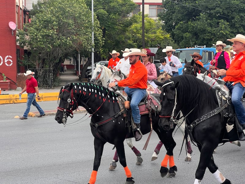 El ejecutivo estatal demostró sus habilidades como jinete.