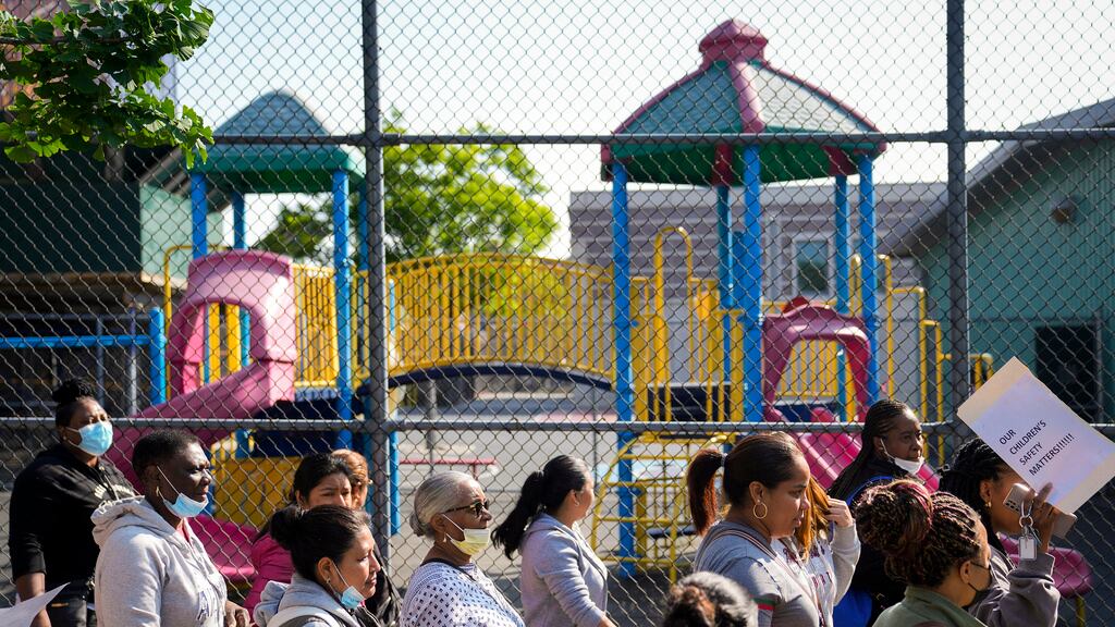 NY-padres-protestan-por-usar-escuelas-publicas-como-albergues