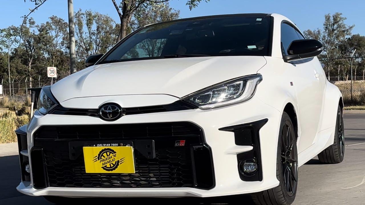 Toyota Yaris GR FOUR es una auténtica descarga de adrenalina.