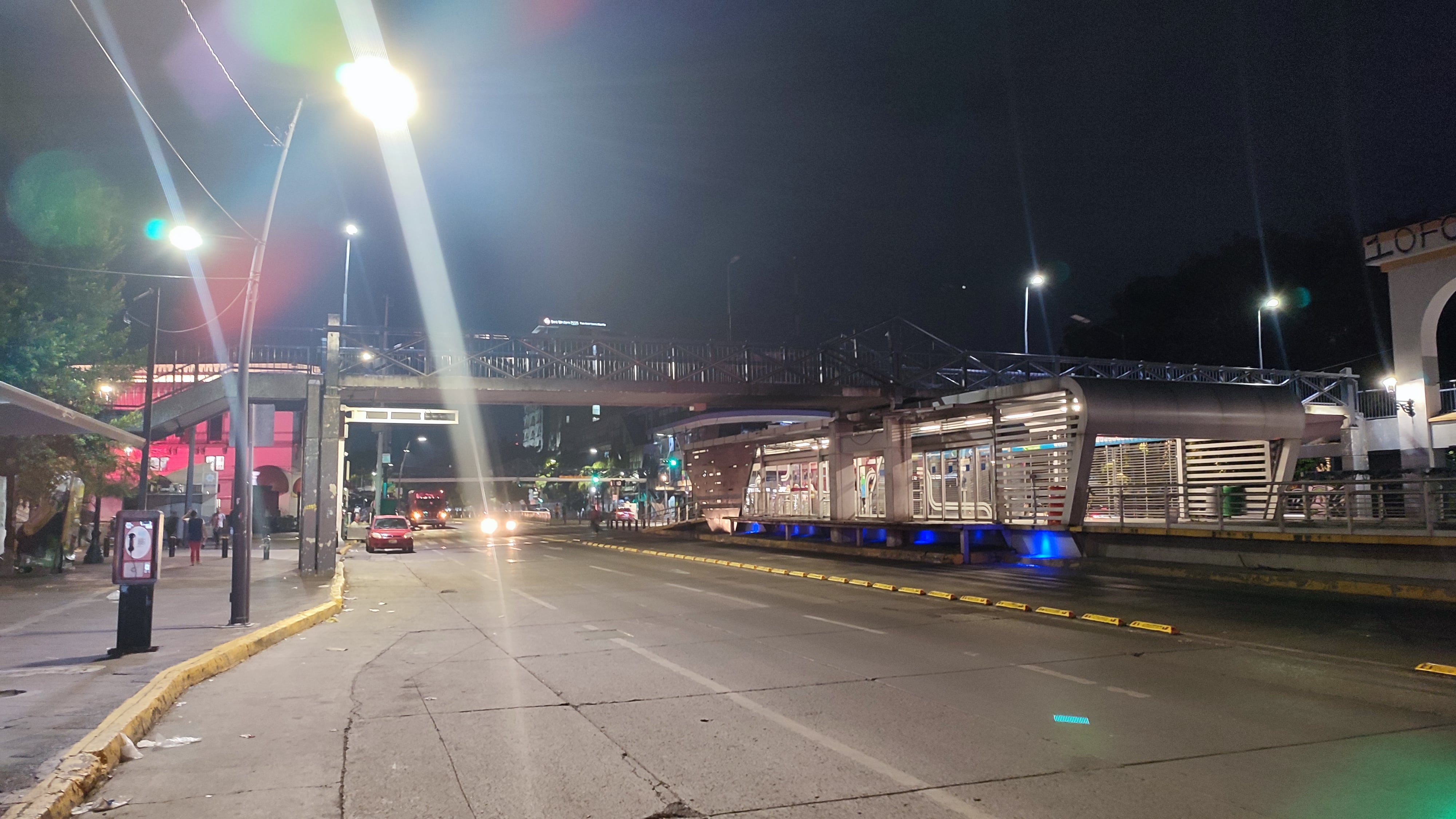 El puente peatonal de San Juan de Dios tendría iluminación temática y al final, sólo instalaron unas tiras led que ya no funcionan.