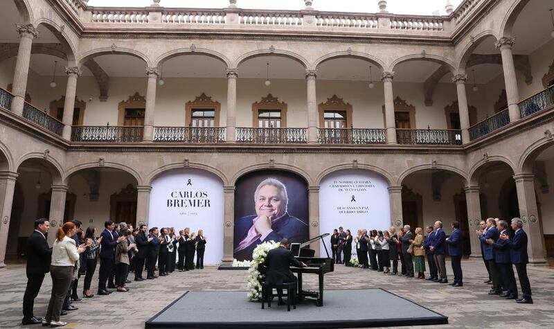 En el patio central del Palacio un pianista estuvo interpretando algunas melodías en honor al empresario.