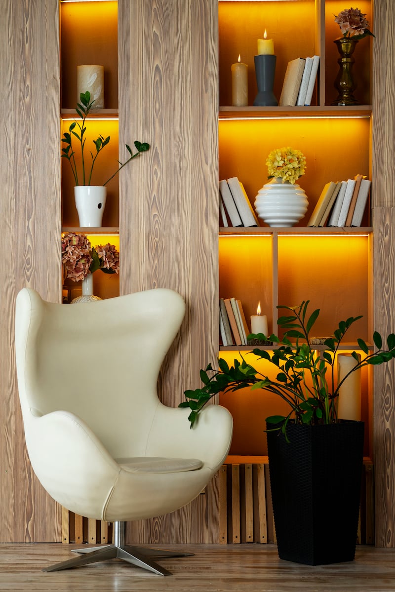 Más allá de colores y muebles, un elemento marca la diferencia en el hogar: la iluminación bien pensada. Foto: Freepik.