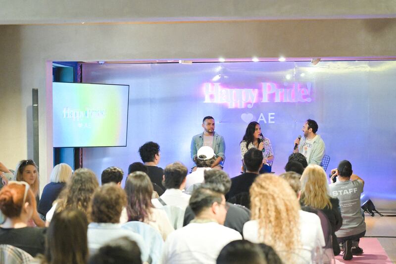 La comunidad LGBTQ+ reafirmó su lucha por la igualdad con atuendos coloridos, charlas sobre VIH y diversidad, y un taller drag