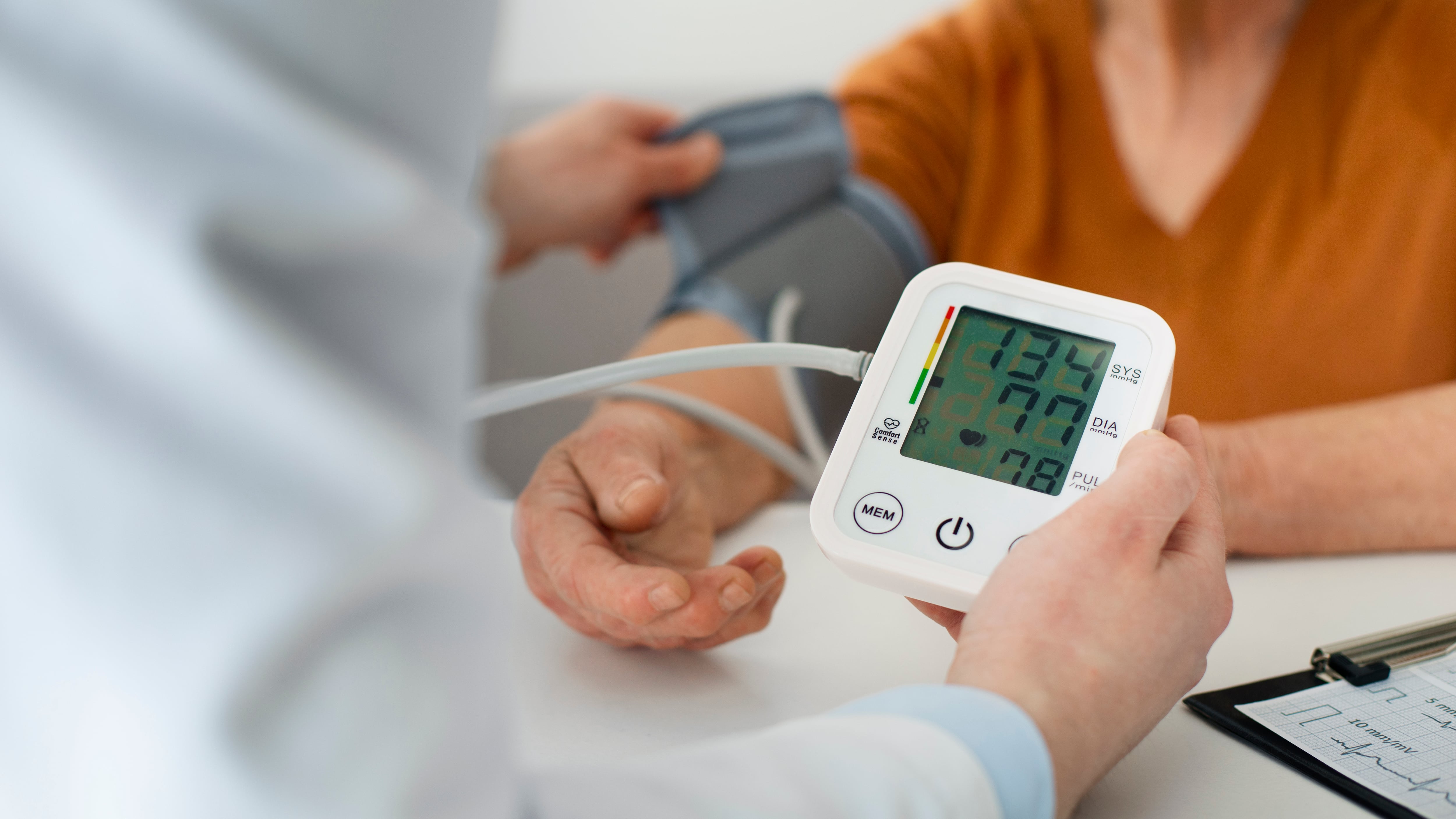 Controlar la presión arterial alta podría volverse mucho más sencillo gracias a un tratamiento inyectable que se administra dos veces al año. Foto: Freepik.