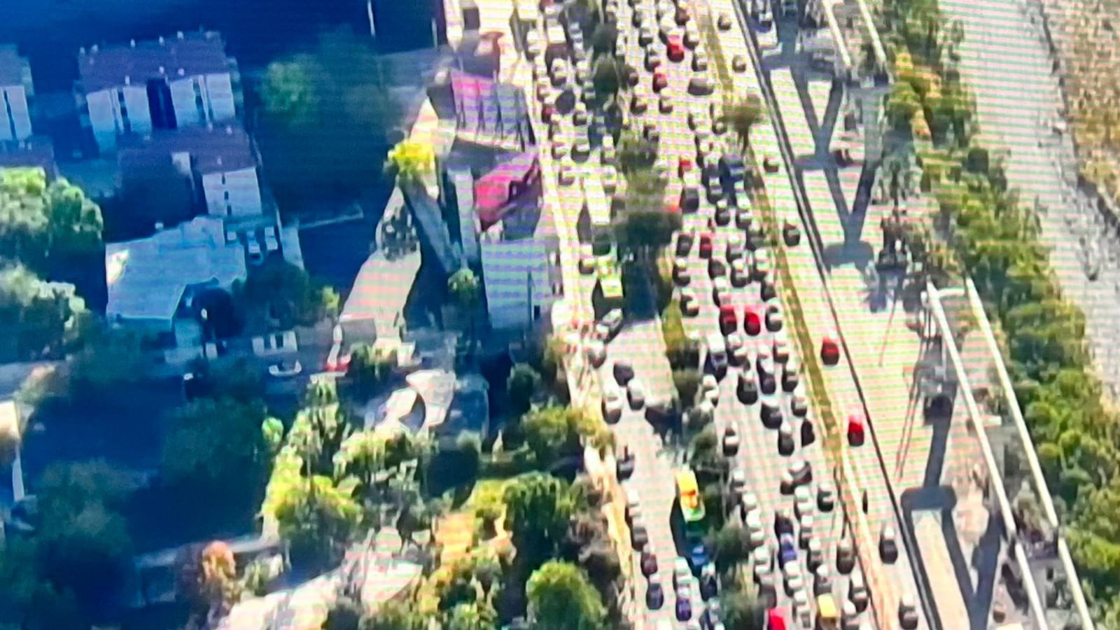 El bloqueo ya provocó un caos vehicular.