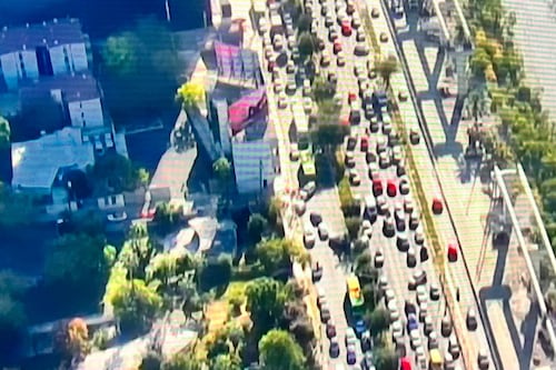 Bloquean con ataúdes Avenida Constitución; exigen cumplimiento de aseguradoras