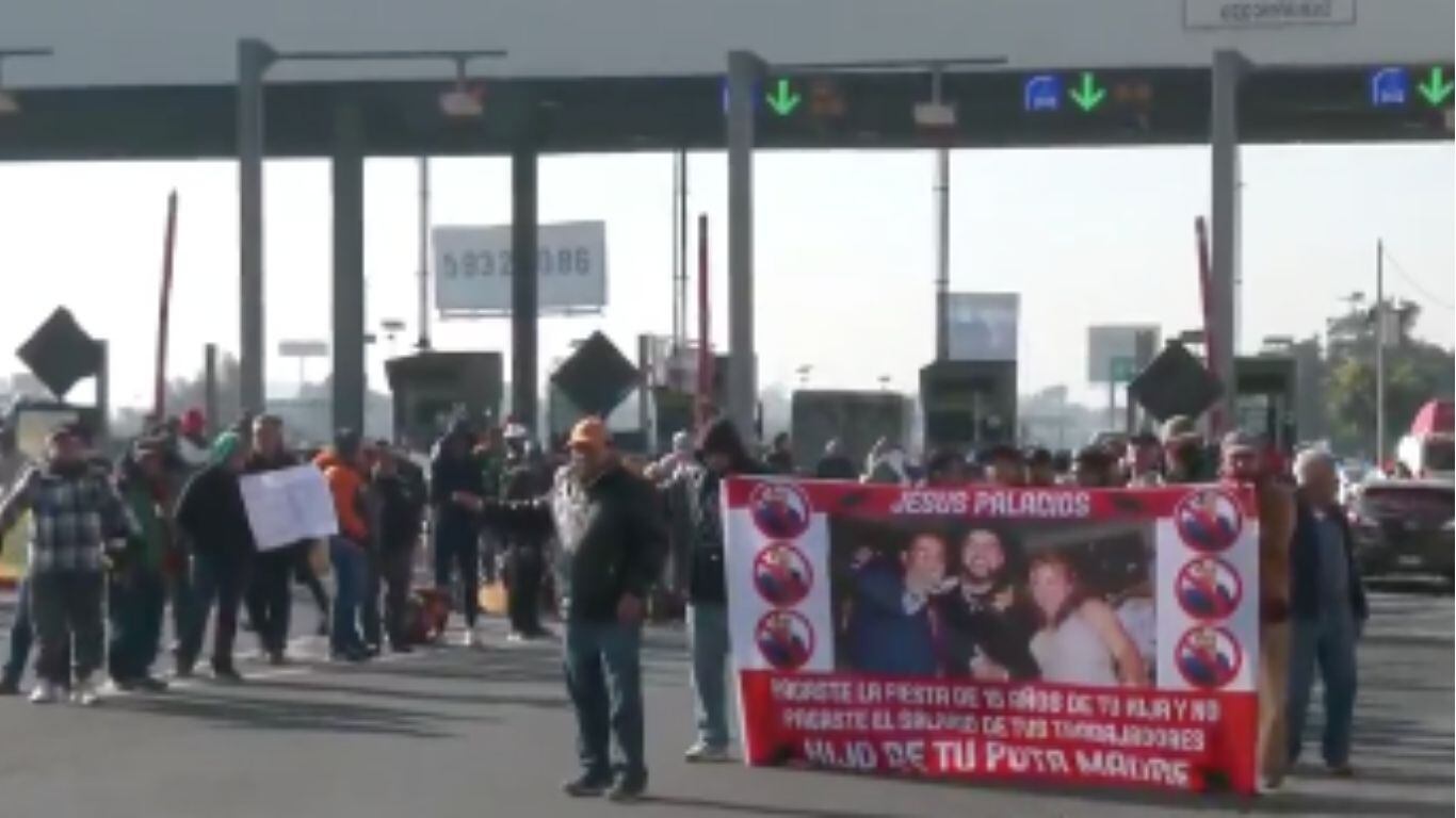 Manifestantes han tomado la caseta San Cristóbal en la Autopista México-Pachuca y dan libre paso a los conductores
